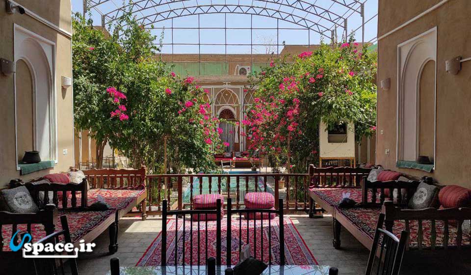 محوطه هتل سنتی کهن کاشانه - یزد